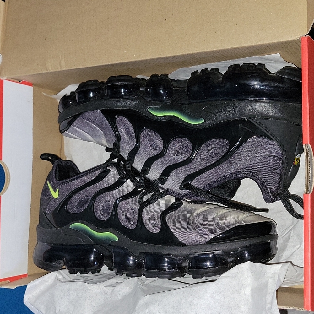 Nike AIR VAPORMAX PLUS. Size: 8.5.  Black, Grey & Limegreen